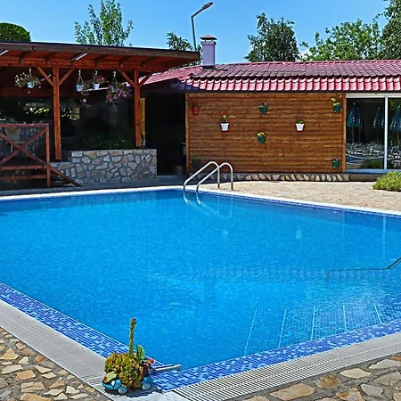 House Kubrat Pensión *